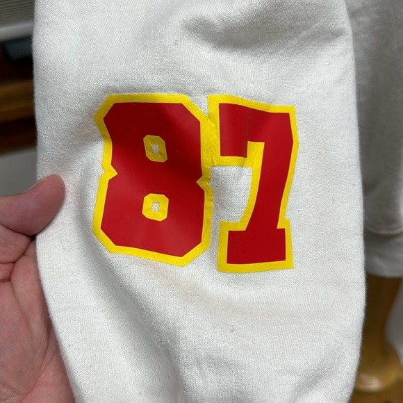 Gildan White I’m Here For Taylor Chiefs 87 with Taylor Swift Patches Sweatshirt - Picture 3 of 12